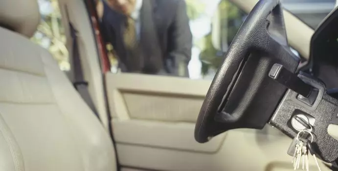 Co robić, gdy w samochodzie zatrzasnęły się kluczyki?